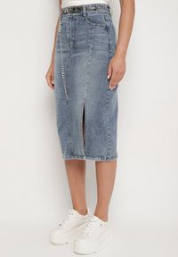 Born2be - Granatowa Bawełniana Spódnica Jeansowa Ozdobiona Łańcuchem Lilisela. Okazja: na co dzień. Kolor: niebieski. Materiał: bawełna, jeans. Wzór: aplikacja. Styl: klasyczny, elegancki, casual