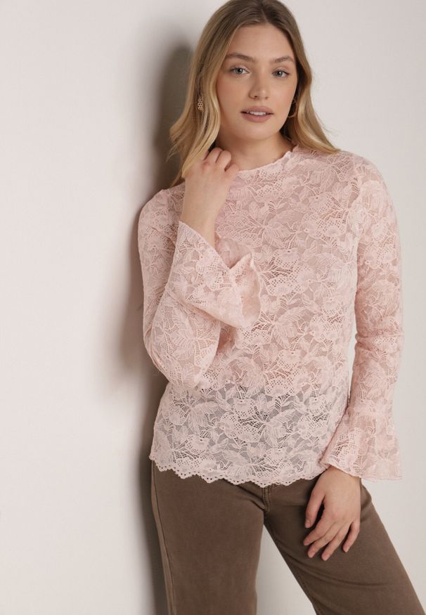 Born2be - Różowa Koronkowa Bluzka z Falbanką i Rozszerzanymi Rękawami Nelaetia. Typ kołnierza: kołnierz z falbankami. Kolor: różowy. Materiał: koronka. Wzór: koronka. Styl: elegancki, klasyczny