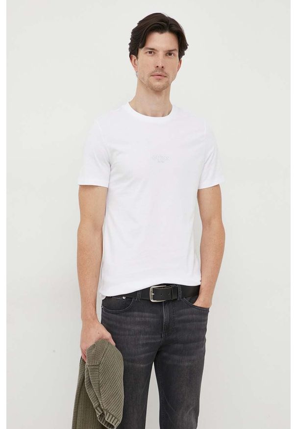 Guess t-shirt bawełniany kolor biały z aplikacją. Kolor: biały. Materiał: bawełna. Wzór: aplikacja. Styl: klasyczny