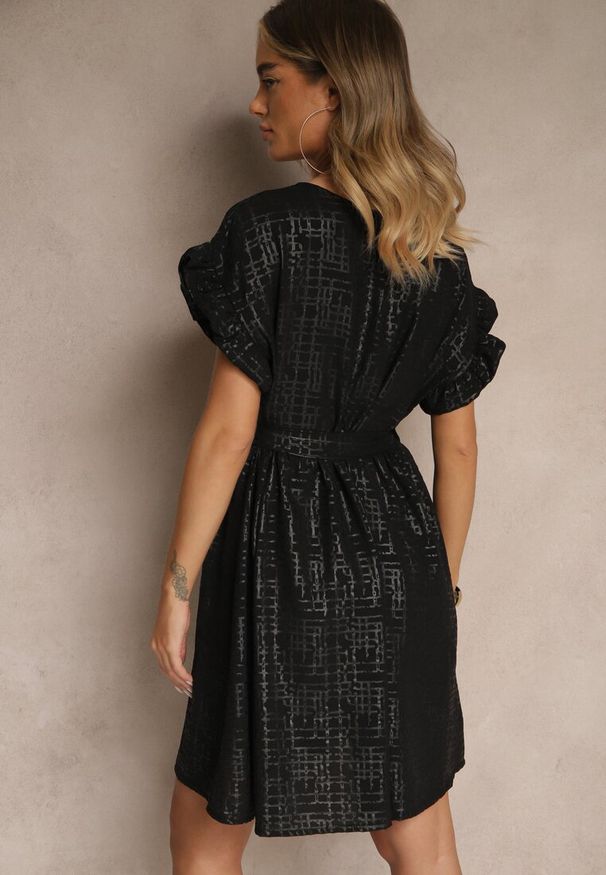 Renee - Czarna Sukienka z Paskiem i Falbankami przy Rękawach Folunelle. Okazja: na co dzień. Typ kołnierza: kołnierz z falbankami. Kolor: czarny. Styl: klasyczny, casual, elegancki