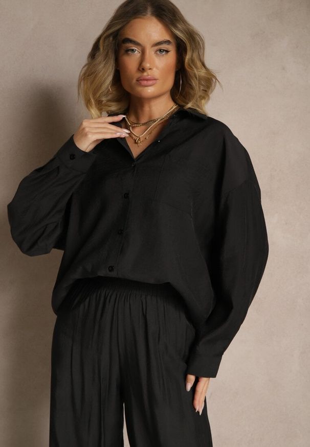Renee - Czarna Koszula Oversize w Klasycznym Stylu z Kieszonką Liozira. Okazja: na spotkanie biznesowe, na co dzień. Typ kołnierza: kołnierzyk klasyczny. Kolor: czarny. Styl: klasyczny