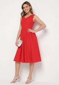 Born2be - Czerwona Klasyczna Rozkloszowana Sukienka Vices Tolissela. Okazja: na co dzień. Kolor: czerwony. Wzór: aplikacja, gładki. Styl: klasyczny #6