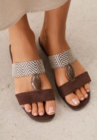 Renee - Brązowe Klapki na Płaskiej Podeszwie z Aplikacją i Wzorem w Jodełkę na Pasku Zelosa. Okazja: na co dzień. Kolor: brązowy. Materiał: jeans, zamsz. Wzór: jodełka, aplikacja. Obcas: na płaskiej podeszwie. Styl: boho, casual #9