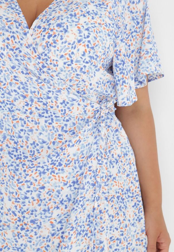 Born2be - Biało-Niebieska Sukienka Kharare. Kolekcja: plus size. Kolor: niebieski. Wzór: kolorowy. Typ sukienki: dla puszystych, kopertowe. Długość: midi