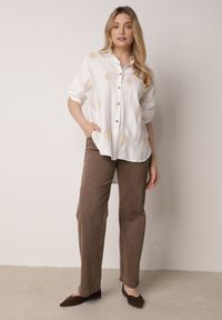 Born2be - Biała Koszula Boho z Wiskozy z Dłuższym Tyłem i Podpinanymi Rękawami Delmarene. Okazja: na co dzień. Typ kołnierza: kołnierzyk klasyczny. Kolekcja: plus size. Kolor: biały. Długość: długie. Wzór: gładki, haft, aplikacja. Materiał: wiskoza. Sezon: lato. Styl: boho #5