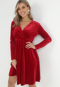 Born2be - Bordowa Sukienka Rozkloszowana z Gumką w Pasie Molfo. Kolor: czerwony. Materiał: welur, tkanina. Długość rękawa: długi rękaw. Typ sukienki: rozkloszowane, kopertowe. Długość: midi