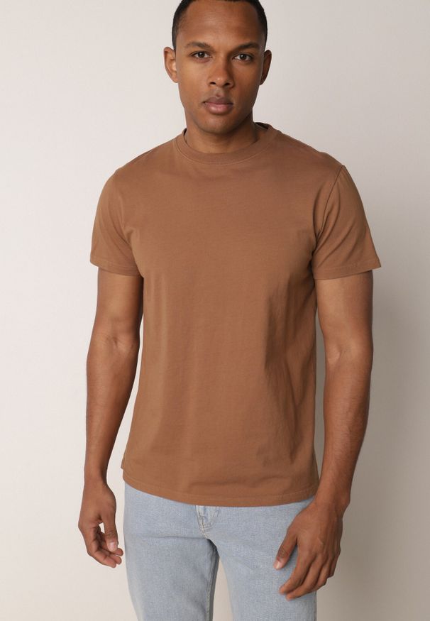 Born2be - Brązowa Gładka Koszulka T-shirt z Bawełny o Prostym Kroju Sarusa. Okazja: na co dzień, na randkę. Kolor: brązowy. Materiał: bawełna. Wzór: gładki. Styl: casual, klasyczny