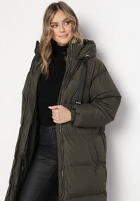 Born2be - Zielona Długa Kurtka Pikowana Płaszcz na Zamek z Kapturem Lesea. Okazja: na co dzień. Typ kołnierza: kaptur. Kolor: zielony. Materiał: dzianina, jeans. Długość: długie. Styl: casual, elegancki #2