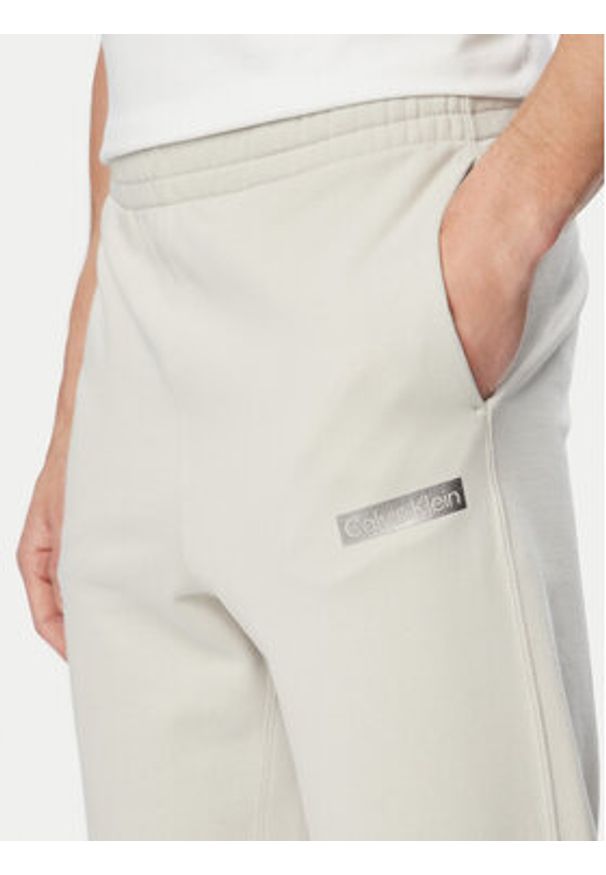 Calvin Klein Spodnie dresowe LV04LG212G Beżowy Regular Fit. Kolor: beżowy. Materiał: bawełna