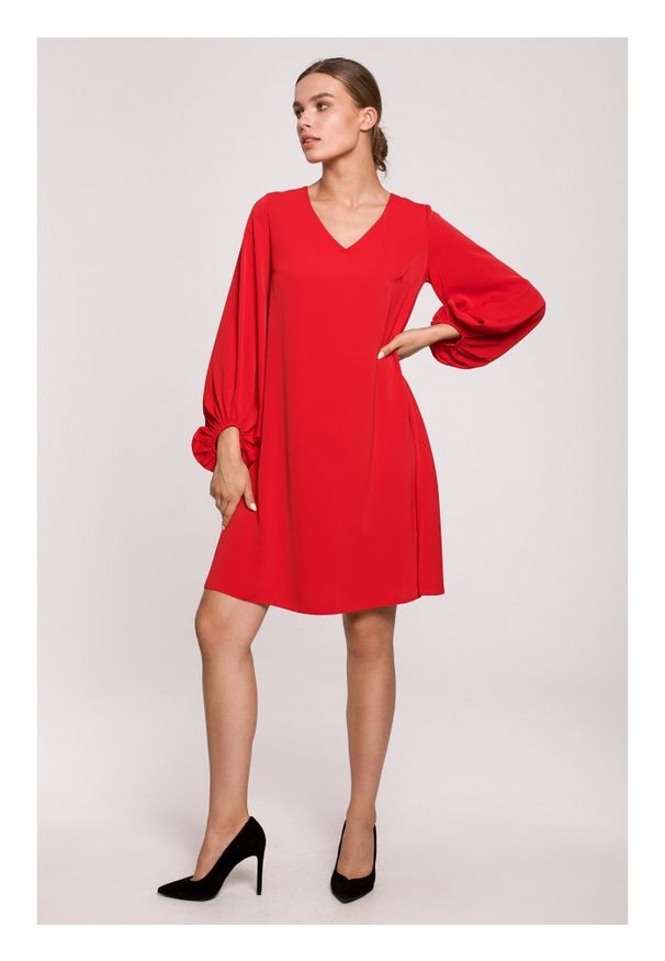 Stylove - S273 Sukienka z szerokimi rękawami i dekoltem - czerwona. Kolor: czerwony