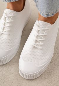 Born2be - Białe Siateczkowe Trampki na Tłoczonej Podeszwie Eezore. Kolor: biały. Materiał: jeans. Obcas: na obcasie. Wysokość obcasa: niski #6