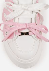 Born2be - Biało-Różowe Płaskie Sneakersy Vices z Podwójnym Sznurowaniem ze Zdobieniem 3D Nelarissa. Okazja: na co dzień. Zapięcie: sznurówki. Kolor: biały. Materiał: jeans, bawełna. Wzór: aplikacja. Obcas: na obcasie. Wysokość obcasa: niski #8