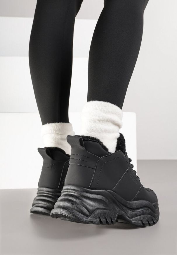 Born2be - Czarne Traperki Sneakersy Vices na Grubej Tłoczonej Platformie Typu Traperki Narrise. Okazja: na co dzień. Kolor: czarny. Materiał: jeans. Obcas: na platformie. Styl: casual