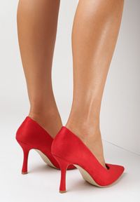 Born2be - Czerwone Szpilki Phinobe. Nosek buta: szpiczasty. Kolor: czerwony. Materiał: zamsz. Wzór: aplikacja, gładki. Obcas: na szpilce. Styl: klasyczny #4