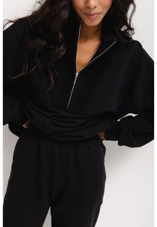 Marsala - Bluza damska z zamkiem na dekolcie w kolorze TOTALLY BLACK- CLERMONT. Okazja: na co dzień. Typ kołnierza: kołnierzyk stójkowy. Kolor: czarny. Materiał: dzianina, bawełna, dresówka, poliester. Styl: casual, elegancki, sportowy