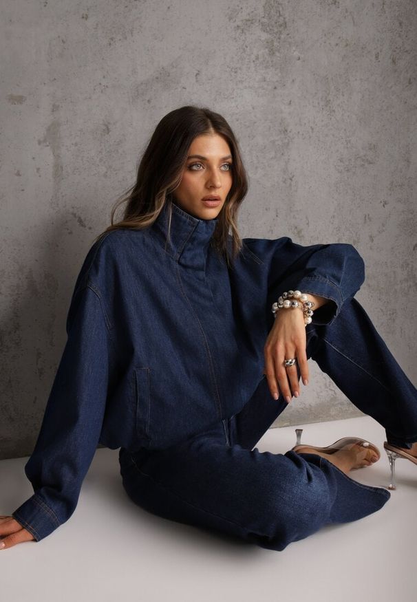 Renee - Niebieska Przejściowa Kurtka Jeansowa Balloon z Bawełny z Kołnierzykiem Abijena. Kolor: niebieski. Materiał: bawełna, jeans. Wzór: koronka. Styl: elegancki, wizytowy