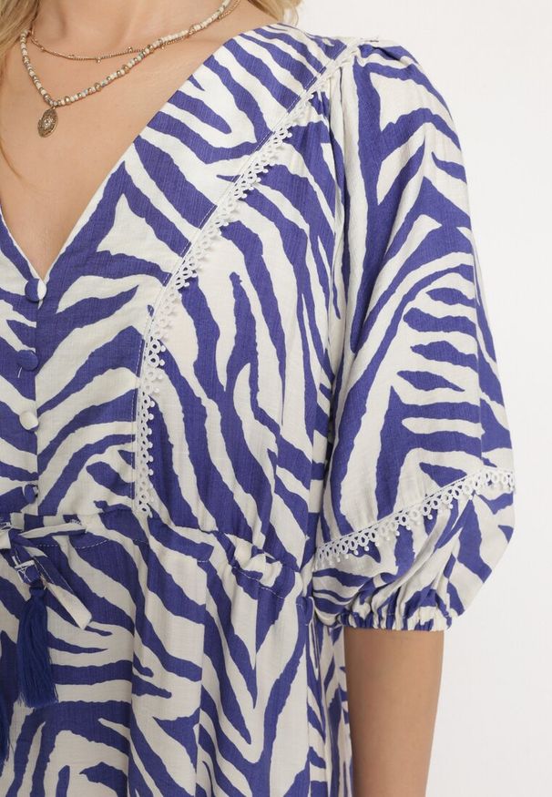 Born2be - Granatowa Sukienka z Bawełny i Wiskozy w Abstrakcyjne Paski ze Sznurkiem w Talii Navarae. Okazja: na co dzień. Kolor: niebieski. Materiał: wiskoza, bawełna. Wzór: paski. Typ sukienki: proste. Styl: casual, wizytowy