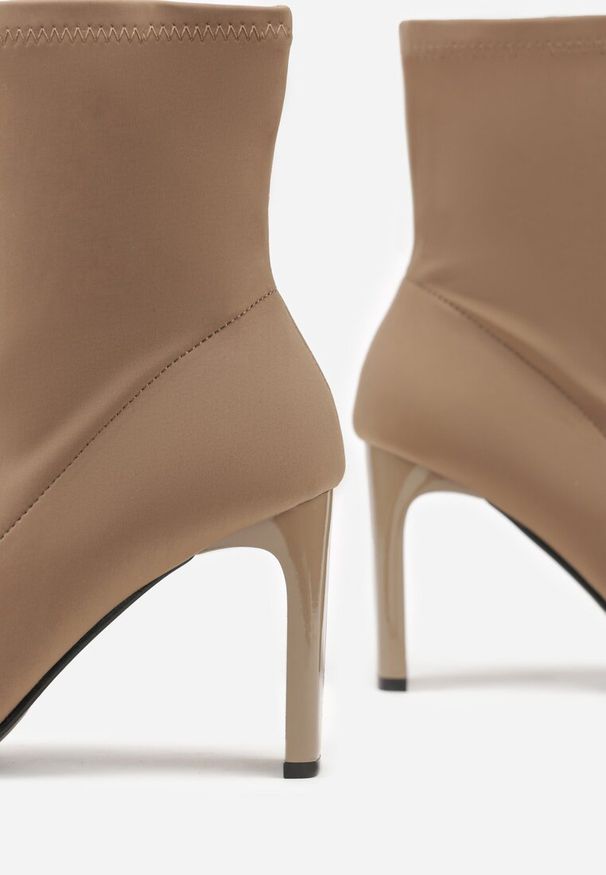 Born2be - Ciemnobeżowe Skarpetkowe Botki na Słupku z Noskiem w Szpic Atine. Okazja: na spotkanie biznesowe, do pracy, na co dzień. Zapięcie: zamek. Kolor: beżowy. Materiał: jeans. Szerokość cholewki: normalna. Obcas: na słupku. Styl: elegancki, casual, klasyczny, biznesowy