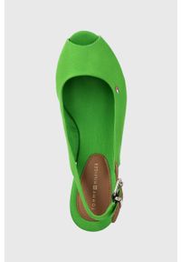 TOMMY HILFIGER - Tommy Hilfiger sandały damskie kolor zielony na koturnie. Nosek buta: okrągły. Zapięcie: klamry. Kolor: zielony. Obcas: na koturnie #2