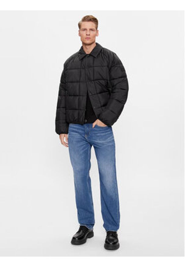 Calvin Klein Jeans Kurtka przejściowa J30J324058 Czarny Regular Fit. Kolor: czarny. Materiał: syntetyk