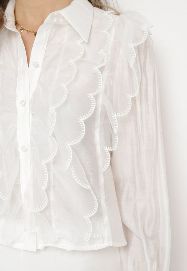 Born2be - Biała Wiskozowa Koszula z Transparentnym Żabotem Soepe. Okazja: na spotkanie biznesowe. Typ kołnierza: z żabotem. Kolor: biały. Materiał: wiskoza. Długość rękawa: długi rękaw. Długość: długie. Styl: klasyczny, biznesowy