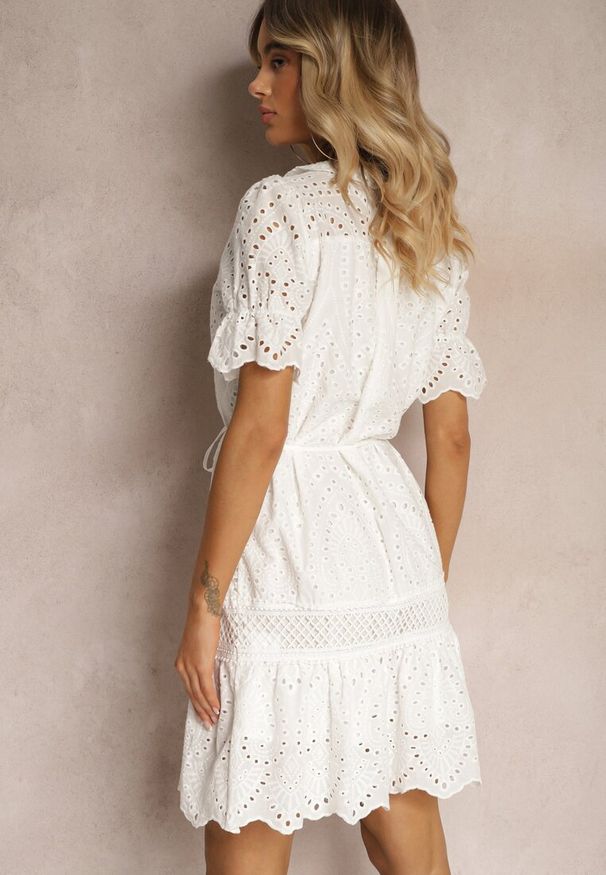 Renee - Biała Sukienka Boho z Bawełny Ozdobiona Ażurowym Wzorem Falbaną i Przewiązana Paskiem Nelah. Okazja: na co dzień, na imprezę. Kolor: biały. Materiał: bawełna. Wzór: aplikacja, ażurowy. Typ sukienki: proste. Styl: boho