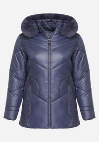 Born2be - Niebieska Kurtka z Pikowanymi Przeszyciami i Kapturem z Futerkiem Vevea. Okazja: do pracy, na spacer, na co dzień, na spotkanie biznesowe. Kolekcja: plus size. Kolor: niebieski. Materiał: futro. Styl: casual, elegancki, biznesowy #4