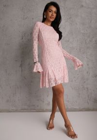 Renee - Różowa Sukienka z Koronki Ozdobiona Rozkloszowanymi Rękawami Cinalata. Kolor: różowy. Materiał: koronka. Wzór: aplikacja, koronka. Typ sukienki: rozkloszowane. Styl: elegancki, klasyczny #7