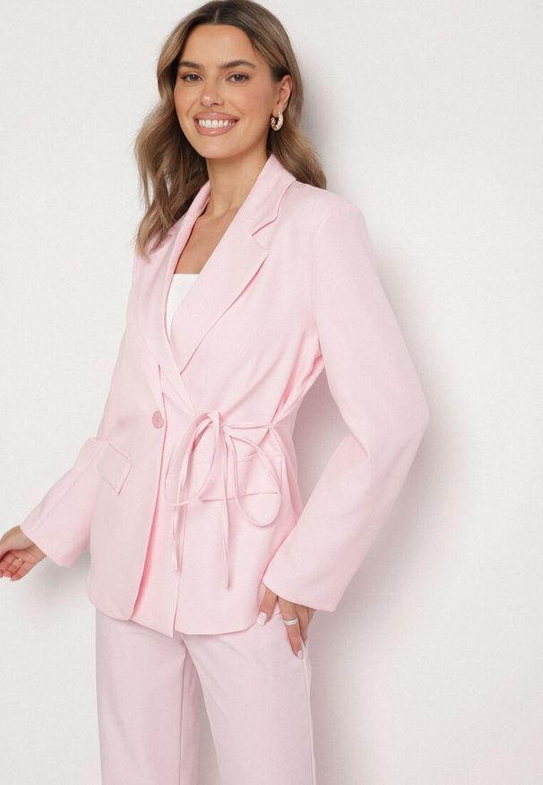 Born2be - Różowa Marynarka z Ozdobnym Wiązaniem Lenirin. Okazja: na co dzień. Kolor: różowy. Materiał: jeans. Styl: elegancki, casual