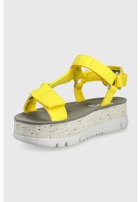 Camper sandały Oruga Up damskie kolor żółty na platformie. Zapięcie: rzepy. Kolor: żółty. Materiał: materiał. Wzór: gładki. Obcas: na platformie #5