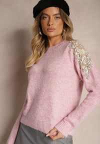 Renee - Różowy Sweter z Przezroczystymi Wstawkami z Cyrkoniami Perełkami i Cekinami z Wełną Tiarinae. Okazja: na co dzień, na spotkanie biznesowe, do pracy. Kolor: różowy. Materiał: wełna. Sezon: zima, jesień. Styl: biznesowy, klasyczny, casual
