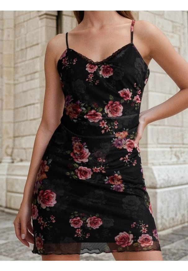 Sinsay - Sukienka mini na ramiączkach w kwiaty - czarny. Kolor: czarny. Długość rękawa: na ramiączkach. Wzór: kwiaty. Długość: mini