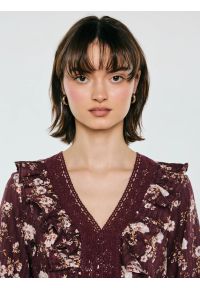 Big-Star - Bluzka damska z kwiatowym nadrukiem ciemnobrązowa Zala 804. Okazja: na co dzień. Typ kołnierza: kołnierz z falbankami, dekolt w kształcie V. Kolor: brązowy. Materiał: koronka. Wzór: kwiaty, nadruk. Styl: boho, casual #7