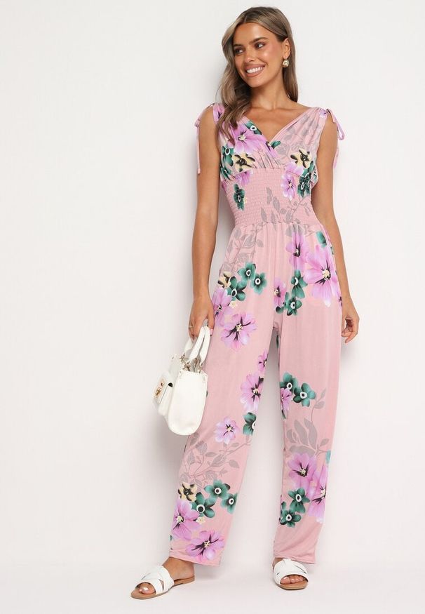 Born2be - Jasnoróżowy Kombinezon w Kwiaty z Trójkątnym Dekoltem i Troczkami na Ramionach Benan. Okazja: na co dzień. Kolor: różowy. Wzór: kwiaty. Styl: casual, elegancki