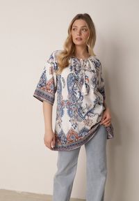 Born2be - Niebieska Wiskozowa Bluzka w Etniczny Wzór z Frędzlami w Stylu Boho Raimine. Okazja: do pracy, na co dzień. Kolor: niebieski. Materiał: wiskoza. Wzór: gładki. Styl: boho #3