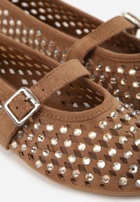 Born2be - Brązowe Ażurowe Balerinki z Paskiem z Klamerką i Cyrkoniami Feanoene. Okazja: na spotkanie biznesowe, do pracy. Zapięcie: pasek. Kolor: brązowy. Materiał: jeans, koronka. Wzór: ażurowy. Styl: biznesowy, elegancki, klasyczny #7