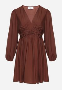Born2be - Brązowa Rozkloszowana Sukienka z Marszczeniem w Talii i Dekoltem w Serek Salindea. Okazja: na co dzień. Typ kołnierza: dekolt w serek. Kolekcja: plus size. Kolor: brązowy. Długość rękawa: długi rękaw. Typ sukienki: dla puszystych. Styl: casual, elegancki #5