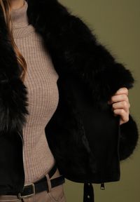 Born2be - Czarna Ocieplana Kurtka Ramoneska z Futrem przy Kołnierzu i Rękawach Mevesala. Kolor: czarny. Materiał: futro. Długość: krótkie #4