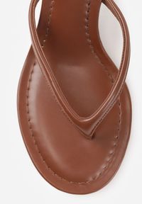 Renee - Brązowe Minimalistyczne Klapki Japonki na Kaczuszce Saphohsa. Okazja: na co dzień. Kolor: brązowy. Materiał: skóra. Sezon: lato. Obcas: na szpilce. Styl: casual, elegancki. Wysokość obcasa: średni #5