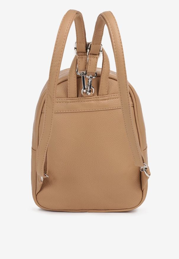 Born2be - Ciemnobeżowy Elegancki Plecak z Regulowanymi Szelkami i Metalową Aplikacją Ravanessa. Kolor: beżowy. Materiał: jeans. Wzór: aplikacja. Styl: elegancki