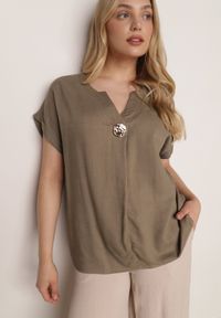 Born2be - Ciemnobeżowa Nietoperzowa Bluzka z Krótkim Rękawem z Lnem i Wiskozą Isirtila. Okazja: do pracy, na co dzień. Kolor: beżowy. Materiał: wiskoza, len. Długość rękawa: krótki rękaw. Długość: krótkie. Sezon: lato. Styl: elegancki, klasyczny, casual #1