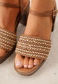 Renee - Ciemnobeżowe Plecione Sandały VICES na Słupku Stylizowanym na Drewniany Chasine. Nosek buta: otwarty. Zapięcie: sprzączka. Kolor: beżowy. Materiał: zamsz, skóra. Sezon: lato. Obcas: na słupku. Wysokość obcasa: średni #4