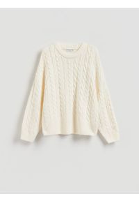 Reserved - Sweter z warkoczowym splotem - złamana biel. Materiał: dzianina. Wzór: ze splotem