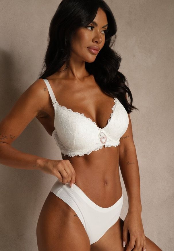 Renee - Jasnobeżowy Koronkowy Biustonosz Ozdobiony Cyrkoniowym Sercem Bothilei. Kolor: beżowy. Materiał: koronka. Wzór: aplikacja