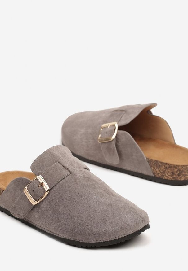Renee - Szare Klapki Ozdobione Klamrą na Pasku Zelevelis. Okazja: na co dzień. Kolor: szary. Materiał: jeans. Wzór: aplikacja. Obcas: na obcasie. Styl: elegancki, casual. Wysokość obcasa: niski