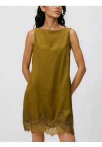 Reserved - Satynowa sukienka z koronką - oliwkowy. Kolor: oliwkowy. Materiał: koronka, satyna. Wzór: koronka. Typ sukienki: proste