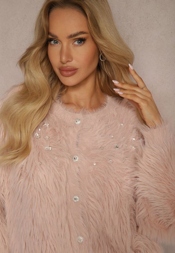 Renee - Różowy Kardigan z Kryształkami i Cienkimi Frędzlami z Dzianiny Laoniah. Okazja: na co dzień. Kolor: różowy. Materiał: dzianina. Styl: casual