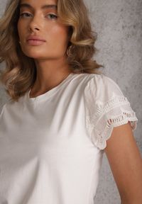 Renee - Biały T-shirt z Bawełny z Rękawami z Koronki Hycis. Kolor: biały. Materiał: bawełna, koronka. Wzór: koronka #2