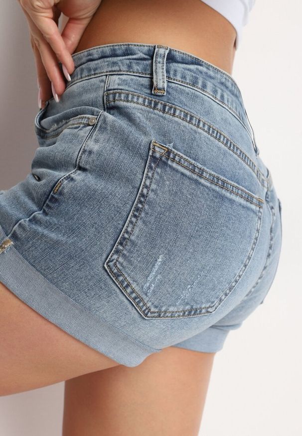 Born2be - Niebieskie Jeansowe Bawełniane Szorty z Wysokim Stanem i Przetarciami Lilianbea. Stan: podwyższony. Kolor: niebieski. Materiał: jeans, bawełna. Długość: krótkie. Styl: klasyczny, sportowy, elegancki