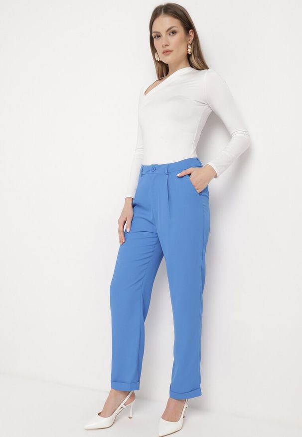 Born2be - Niebieskie Spodnie o Klasycznym Fasonie z Podwiniętymi Nogawkami z Ukrytym Suwakiem Wilelma. Kolor: niebieski. Sezon: wiosna. Styl: klasyczny